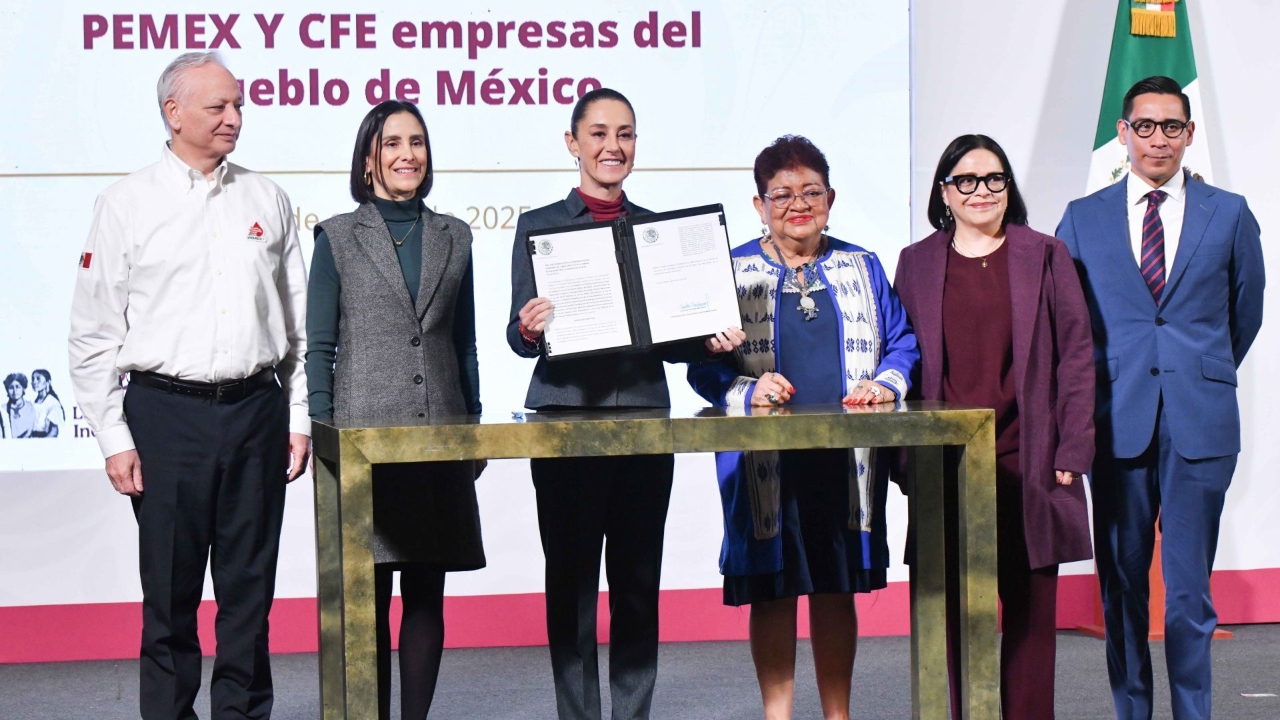 Foto: Cuartoscuro/ Claudia Sheinbaum, presidenta de México, durante la conferencia matutina realizada en Palacio Nacional, en la que presentó y firmó las leyes secundarias de la Ley Energética, la cual indica que Pemex y CFE serán empresas públicas del Estado. 