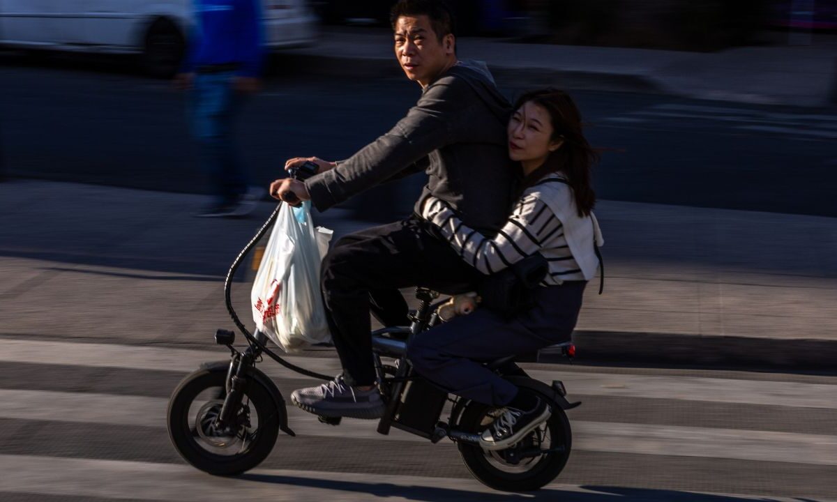 El uso de bicicletas, scooters y triciclos aumentó considerablemente, por ello, las autoridades capitalinas buscan su ordenamiento.