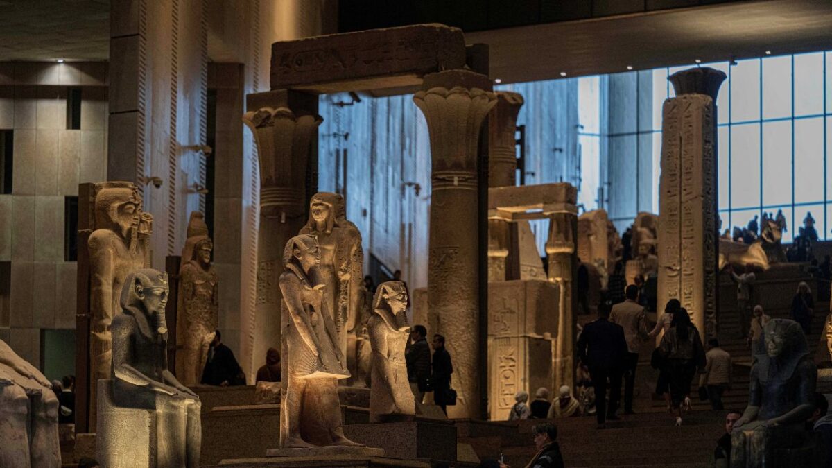 Cerca de las icónicas pirámides de Giza en Egipto, el Gran Museo Egipcio (GEM) se prepara para una fastuosa apertura