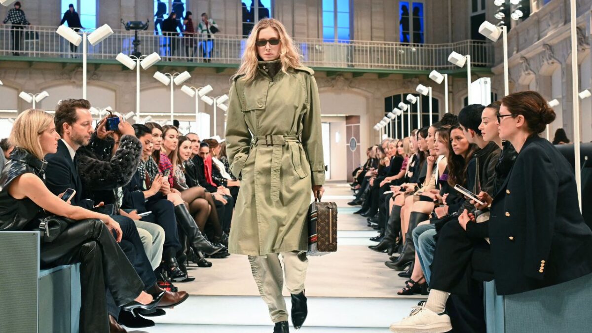 La marca de lujo francesa Louis Vuitton retomó su razón de ser con un suntuoso desfile femenino en París dedicado al viaje