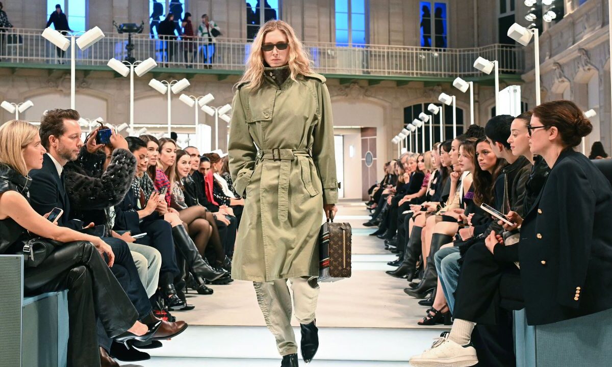 La marca de lujo francesa Louis Vuitton retomó su razón de ser con un suntuoso desfile femenino en París dedicado al viaje