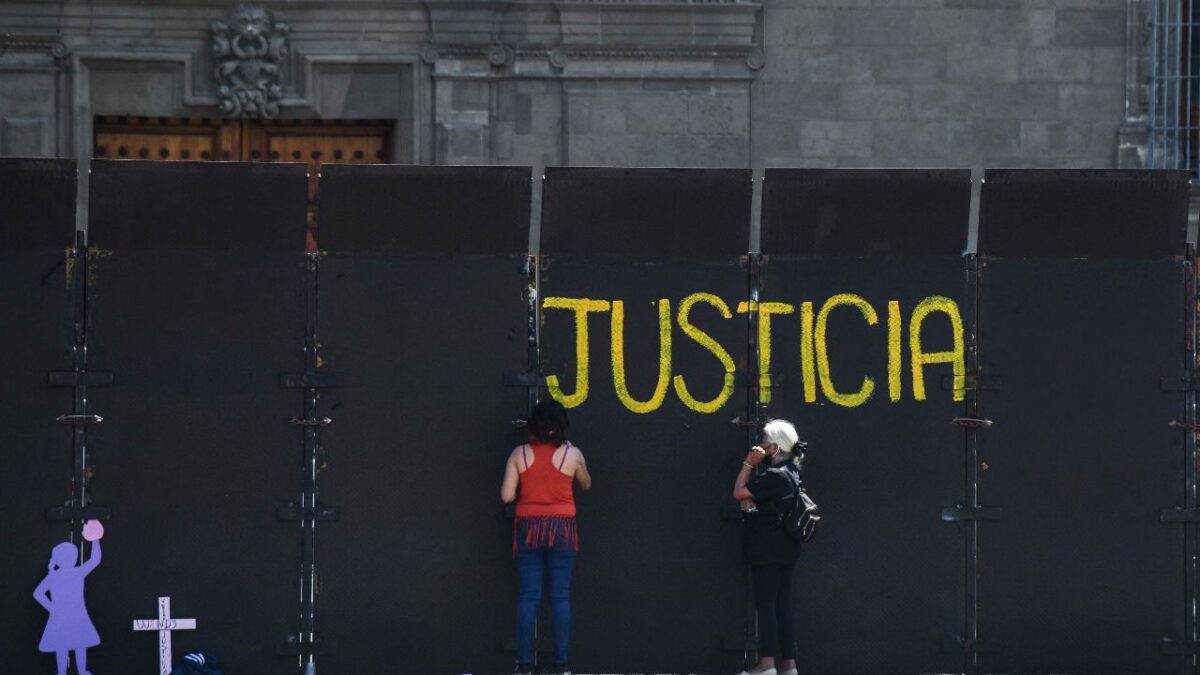 Vallas metálicas resguardan Palacio Nacional previo a las marchas feministas de este 8 de marzo