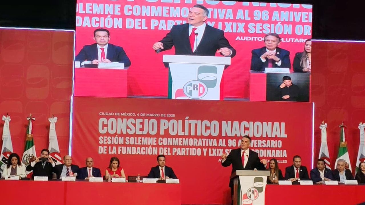 En su discurso por el 96 aniversario del PRI, el senador plurinominal y dirigente del organismo, Alejandro Moreno presume que hay militantes "muchachones", que tienen hasta 80 años de militancia