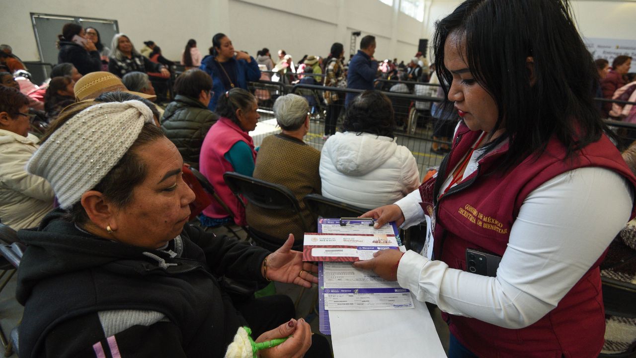 Entrega de Tarjetas de la Pensión Mujeres Bienestar 