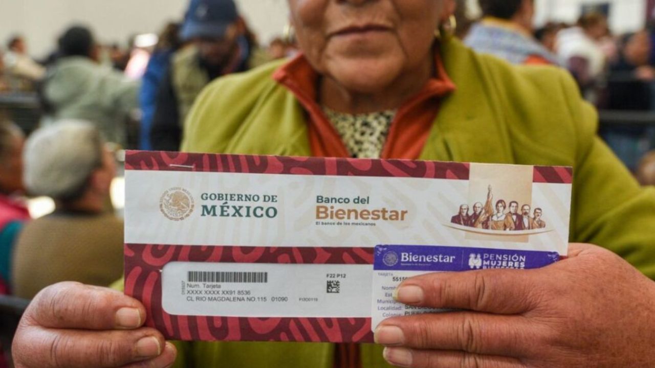 Las mujeres de entre 60 a 64 años de edad recibirán la Pensión Mujeres Bienestar, que es un apoyo económico de $3,000 pesos bimestrales