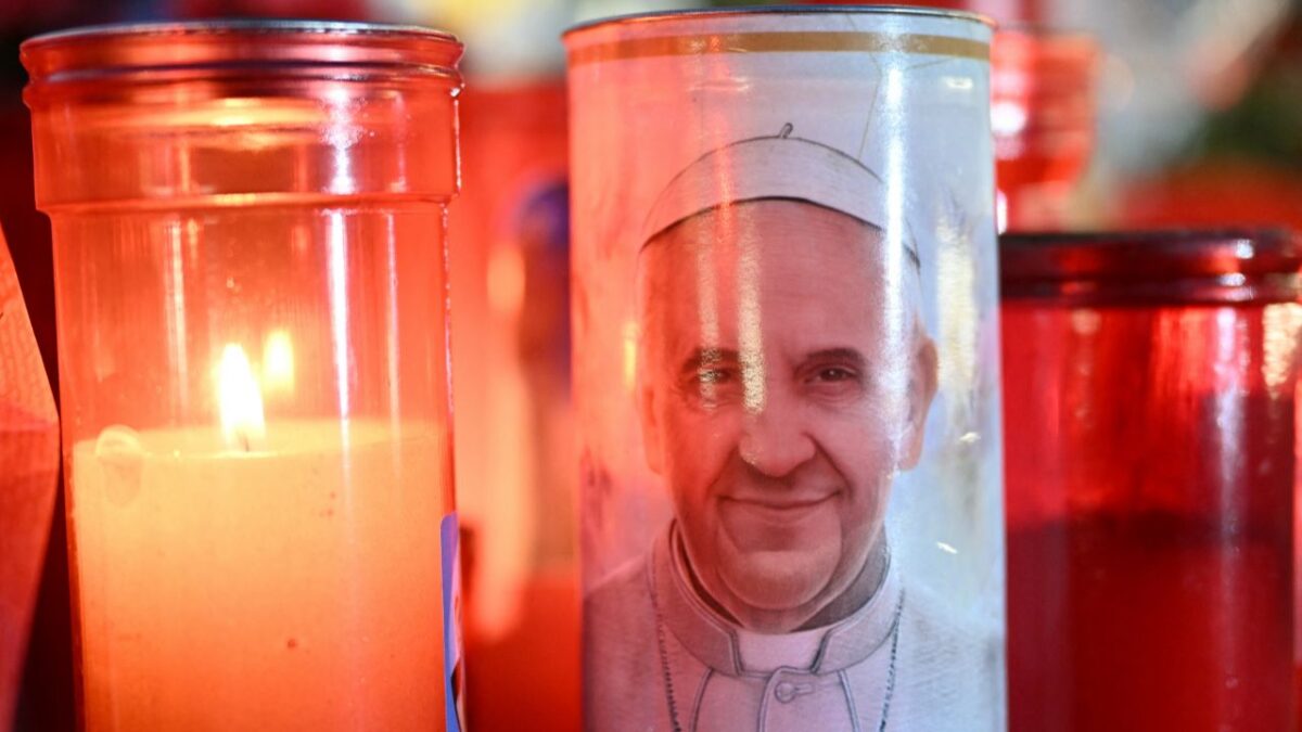 El Papa Francisco, retomó el uso de una mascarilla de oxígeno; continúa el pronóstico reservado pero sin crisis