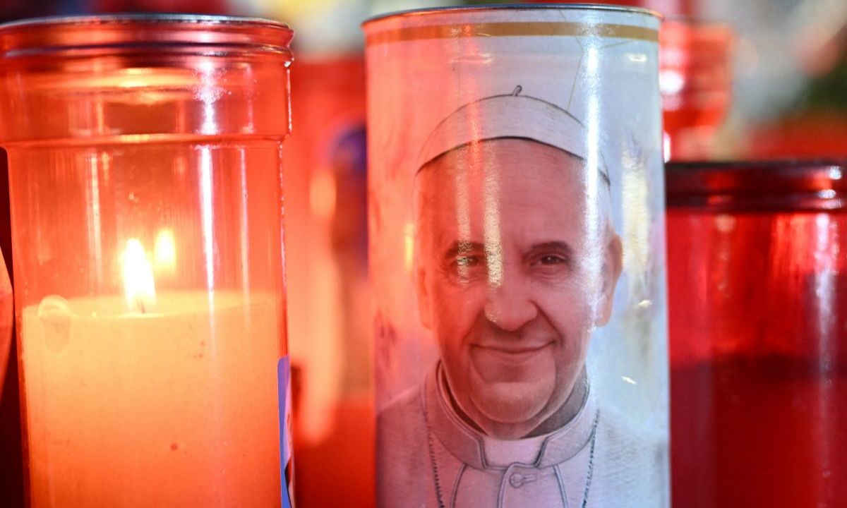 El Papa Francisco, retomó el uso de una mascarilla de oxígeno; continúa el pronóstico reservado pero sin crisis