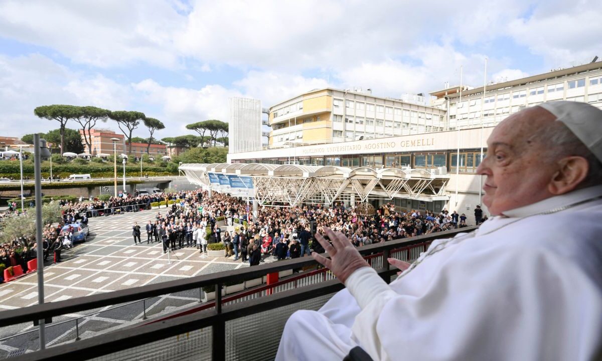 A pesar de su estado de salud, del Papa saludó a los fieles y realizó una parada en la Basílica de Santa María