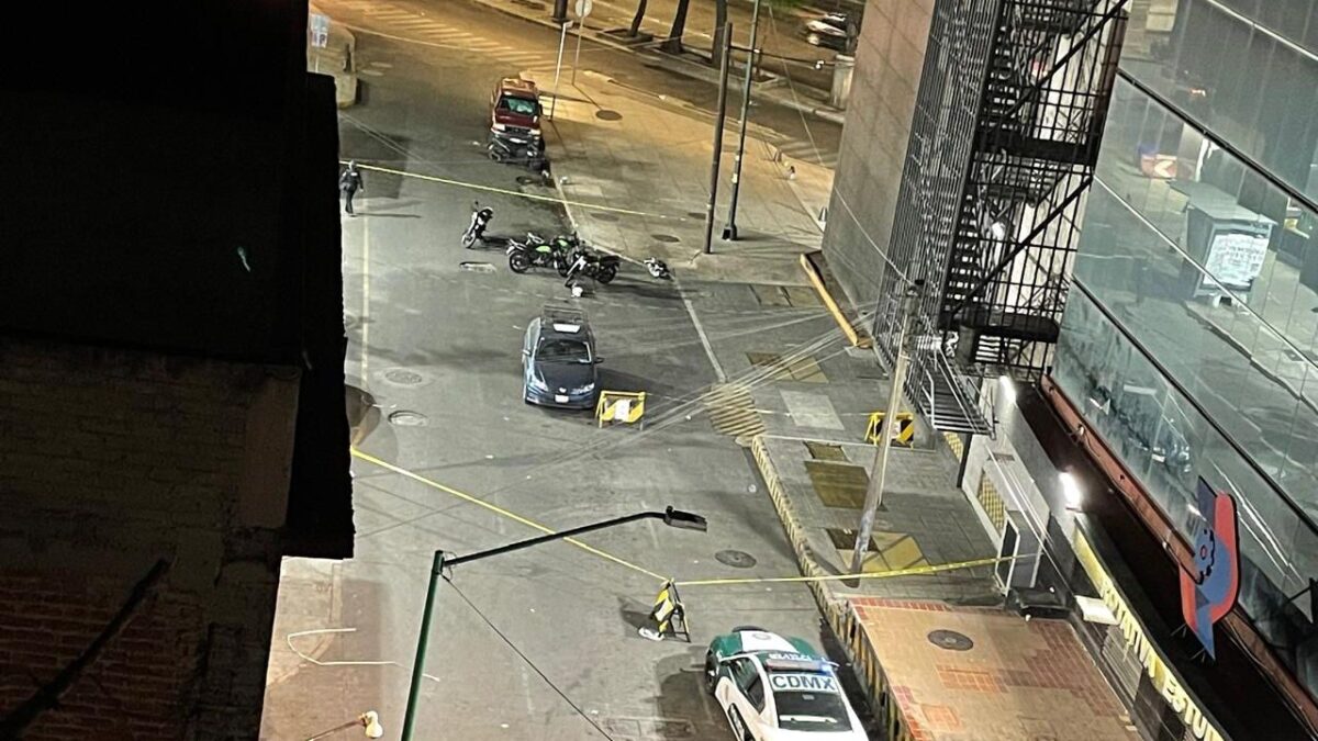 La Policía capitalina acordonó las inmediaciones del Metro Hidalgo, donde este martes un hombre venezolano fue acribillado en un campamento de mariguana. 