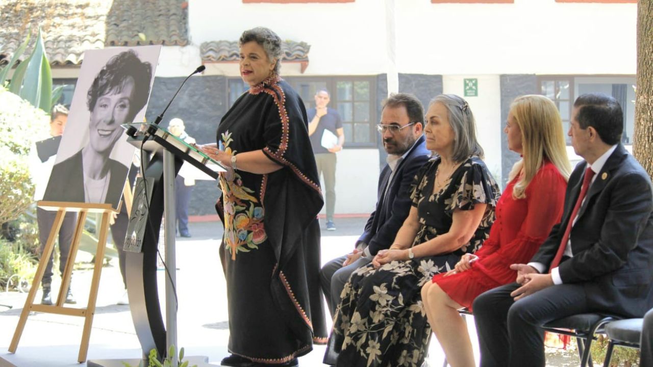 beatriz Paredes en el homenaje a María de los Ángeles Moreno