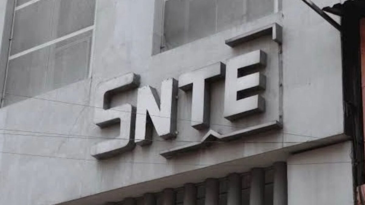 SNTE entrega a la SEP pliego petitorio de maestros