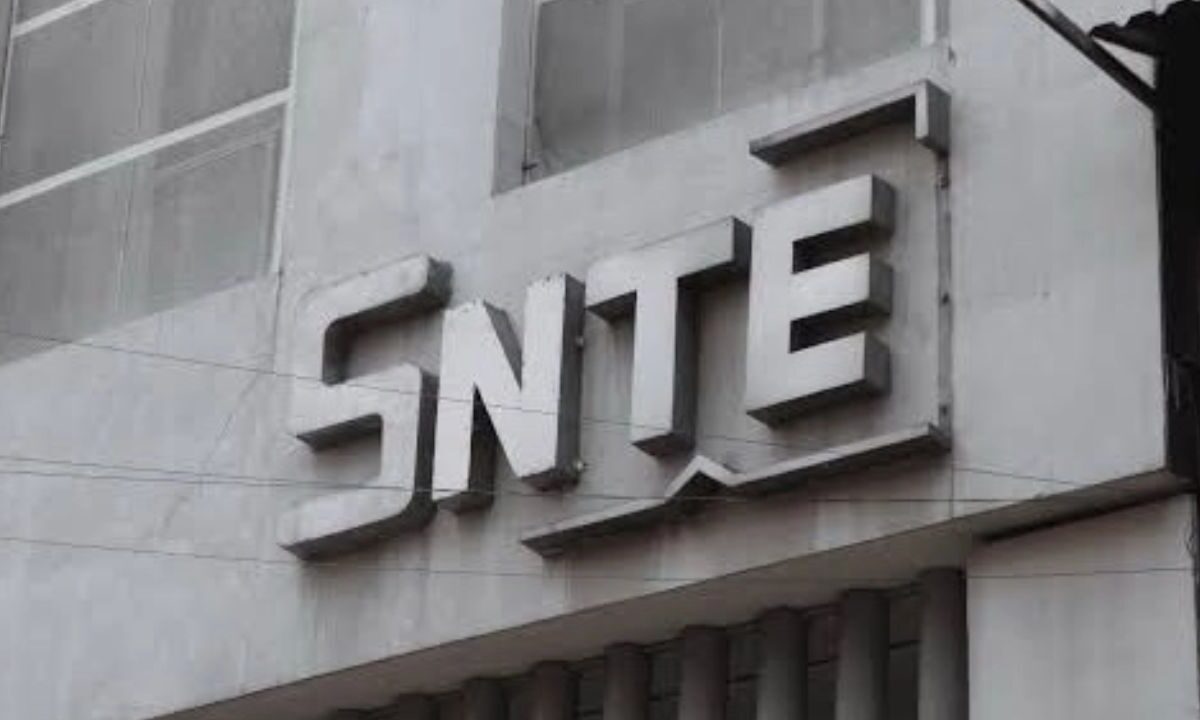 SNTE entrega a la SEP pliego petitorio de maestros