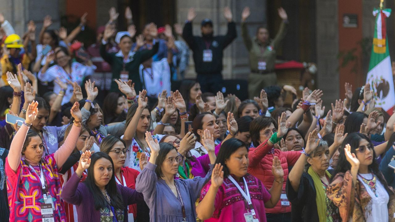 Durante el acto en Palacio Nacional con motivo del 8M, estuvieron presentes funcionarias y mujeres representantes de Pueblos Originarios