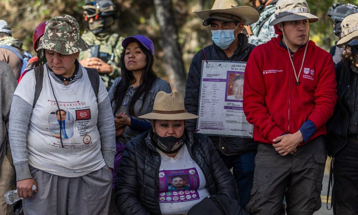 Integrantes de las brigadas de búsqueda en la capital, se apoyan en las acciones de investigación y respaldo emocional.