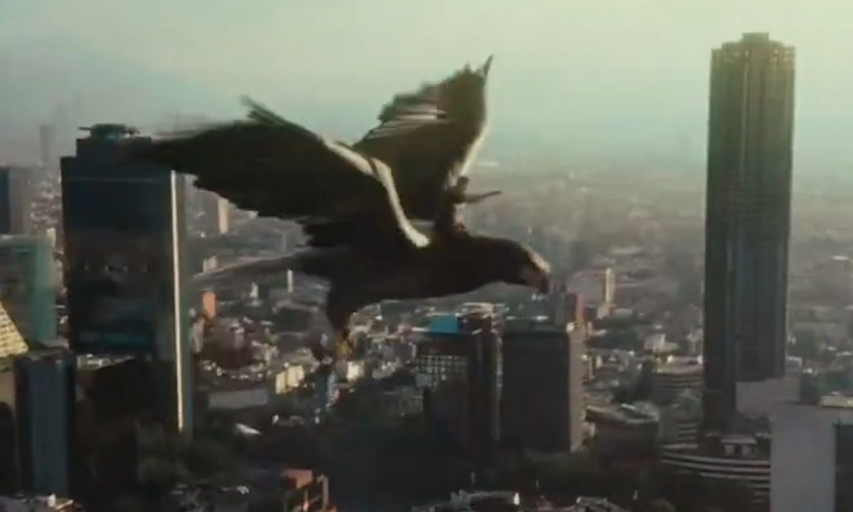 Sylvester Stallone volando en un águila en su nueva campaña