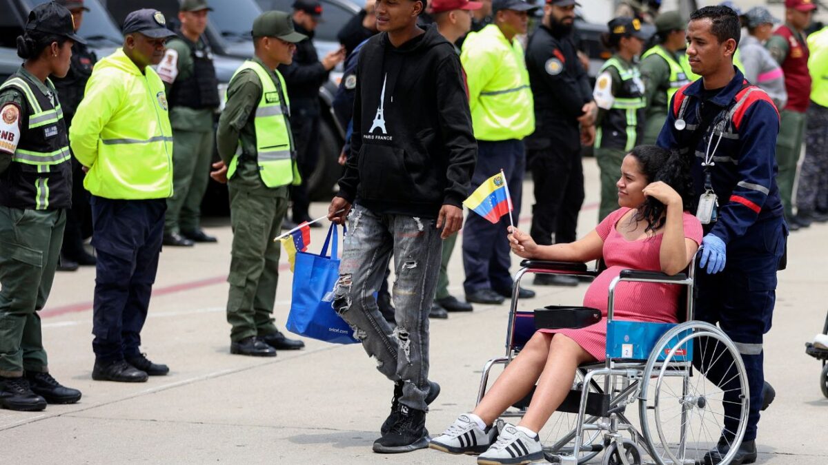 Una inmigrante venezolana es trasladado en silla de ruedas a su llegada al Aeropuerto Internacional Simón Bolívar de Maiquetía, Venezuela