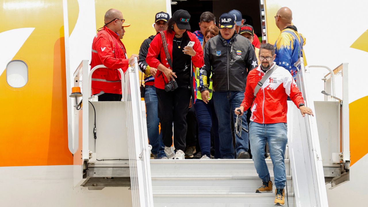 El ministro del Interior de Venezuela, Diosdado Cabello, desciende de un avión tras la llegada de 311 migrantes venezolanos al Aeropuerto Internacional Simón Bolívar de Maiquetía