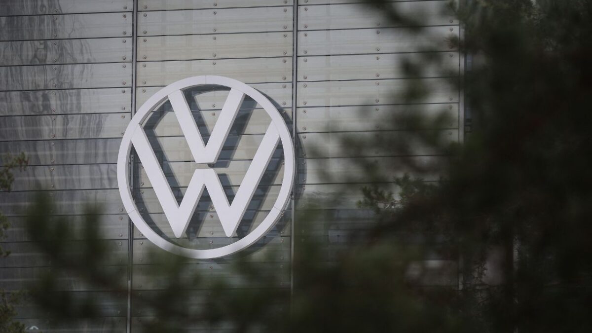 El logotipo de VW se muestra en un día brumoso en la sede del fabricante alemán de automóviles Volkswagen