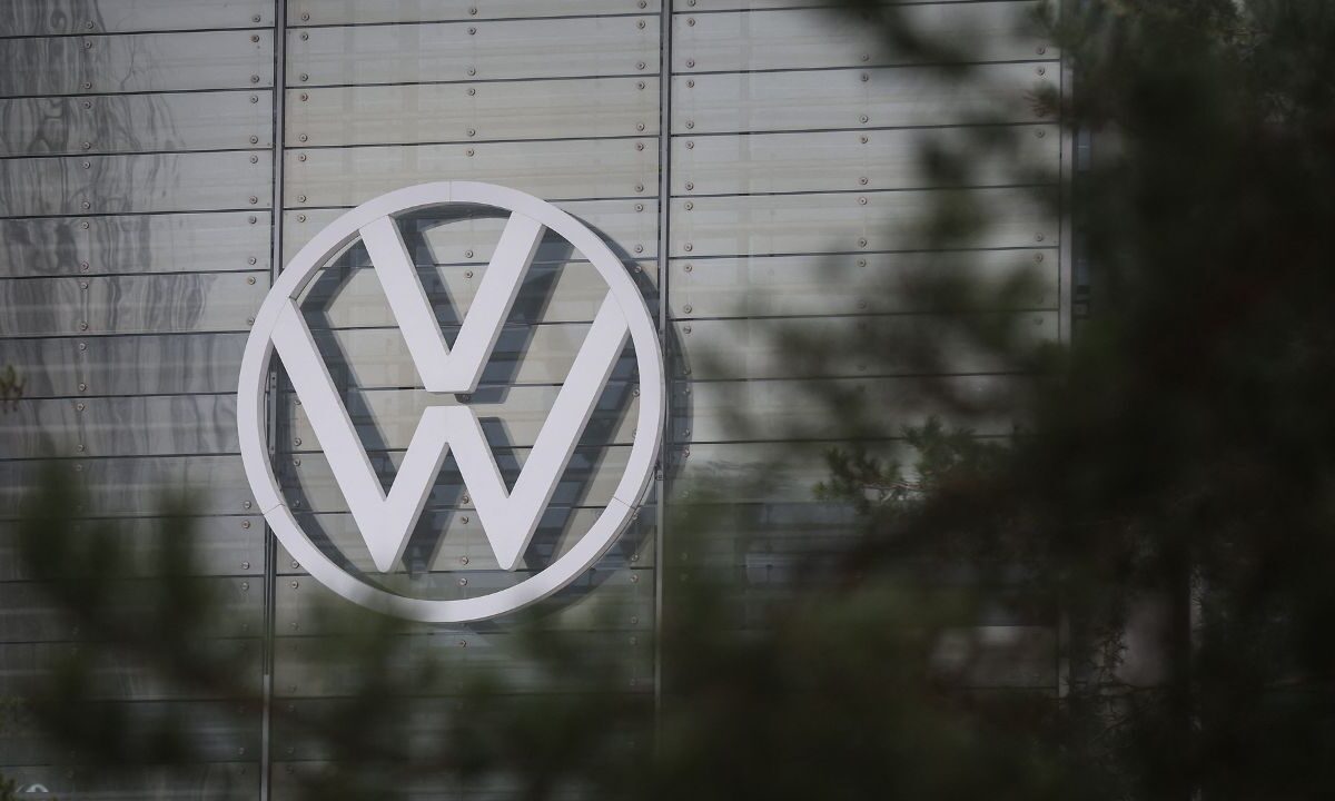 El logotipo de VW se muestra en un día brumoso en la sede del fabricante alemán de automóviles Volkswagen