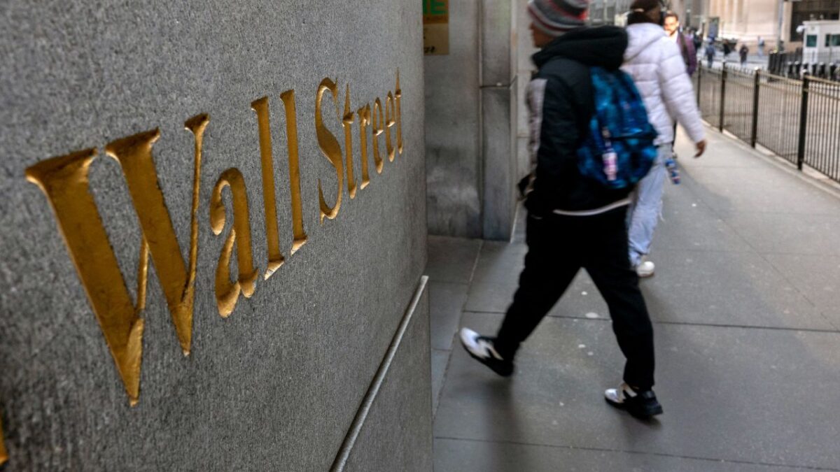 Personas caminan por Wall Street junto a la Bolsa de Valores de Nueva York