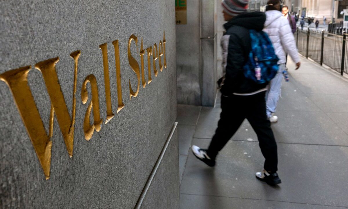 Personas caminan por Wall Street junto a la Bolsa de Valores de Nueva York