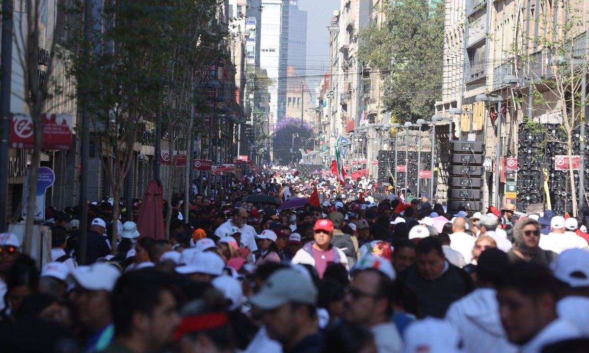 Acuden 350 mil personas a asamblea de Sheinbaum en el Zócalo