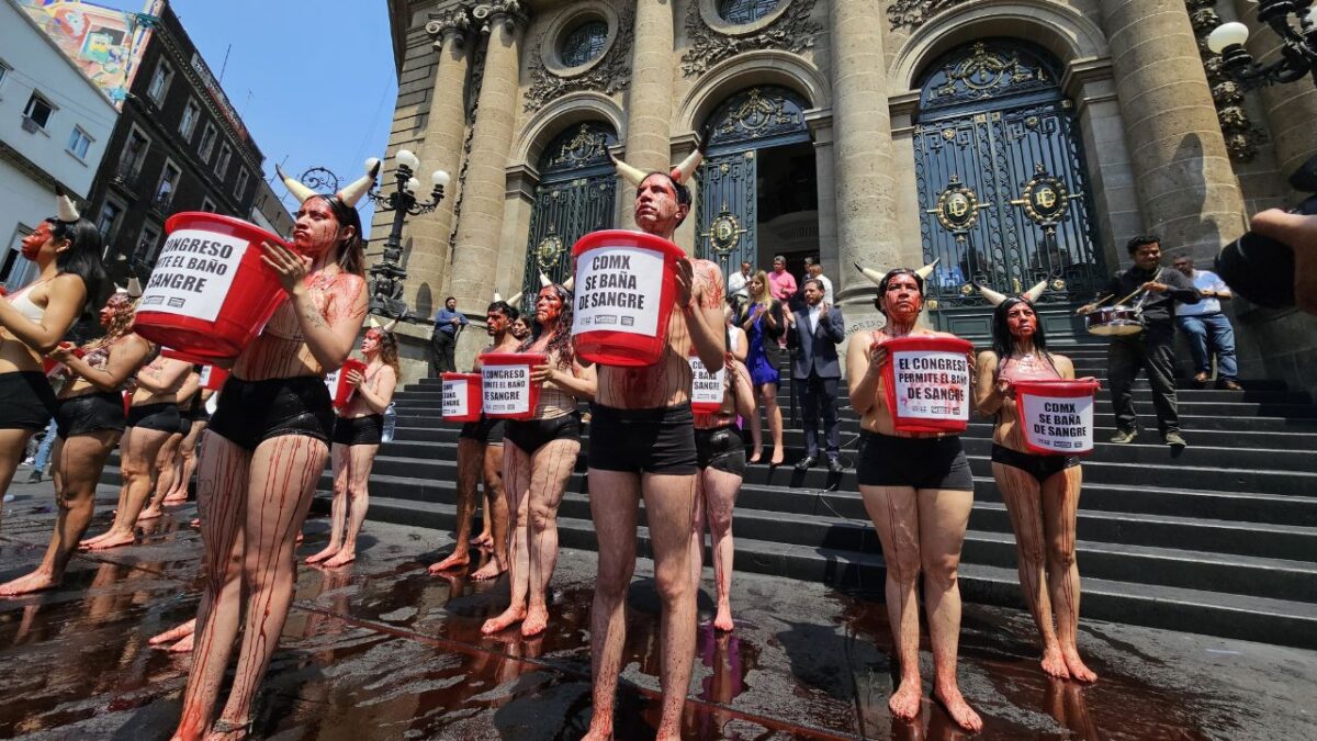 Con sangre artificial y de forma de protesta, habitantes se manifestaron contra las corridas de toros