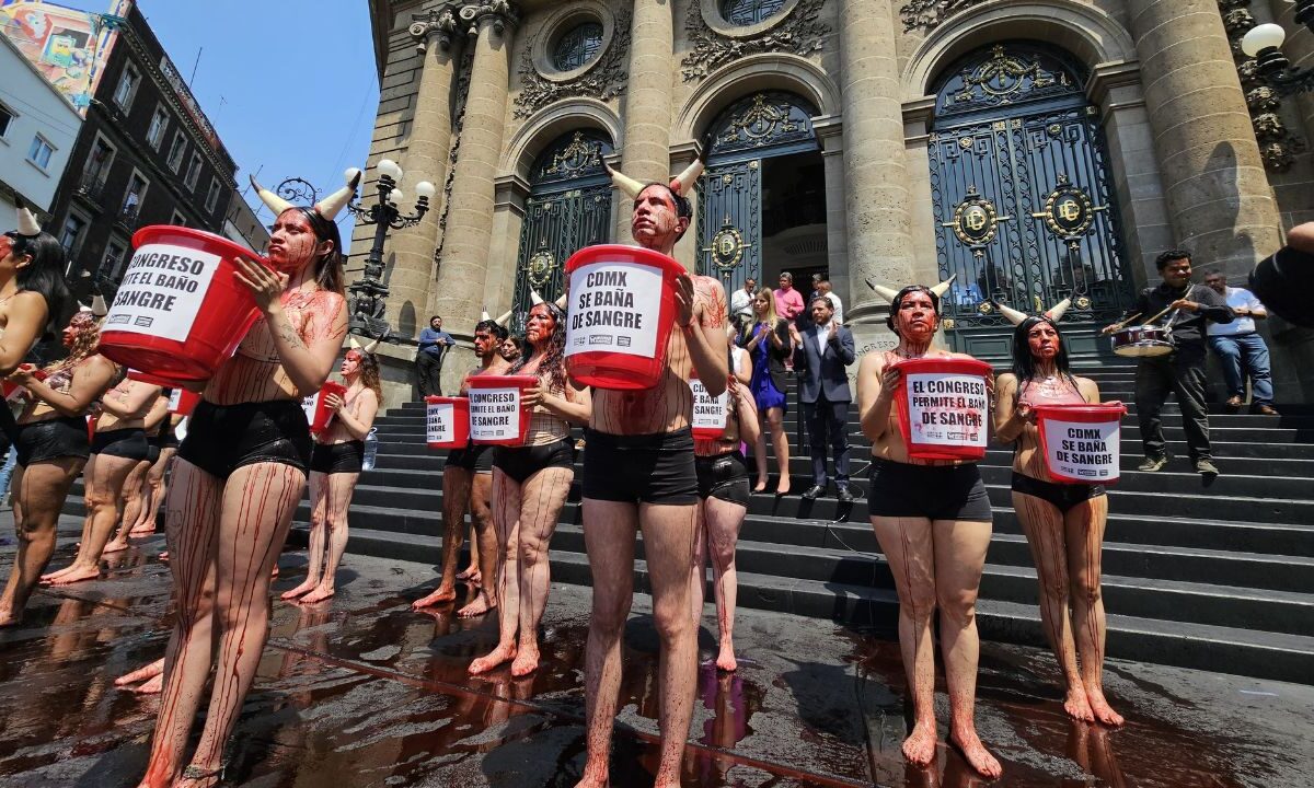 Con sangre artificial y de forma de protesta, habitantes se manifestaron contra las corridas de toros