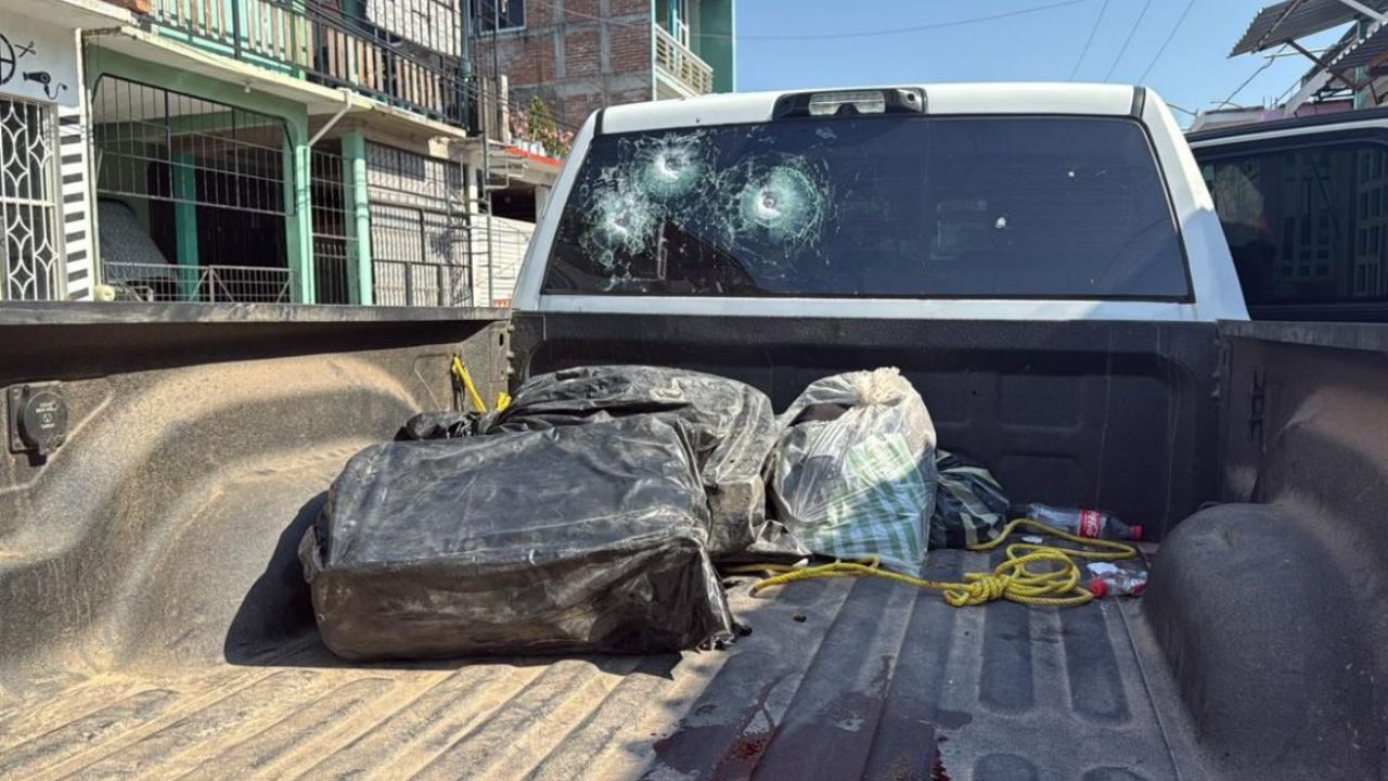 Camioneta en la que fue agredido el alcalde de Atlixtac, cuando volvía de Acapulco en Guerrero