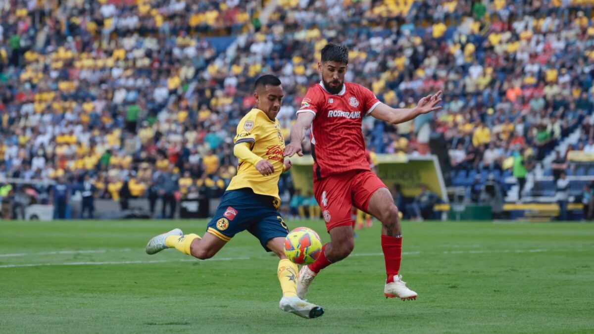 Las Aguilas del América vencieron a los Diablos Rojos del Toluca en el Estadio Ciudad de los Deportes, 3 a 0 en la Jornada 10.