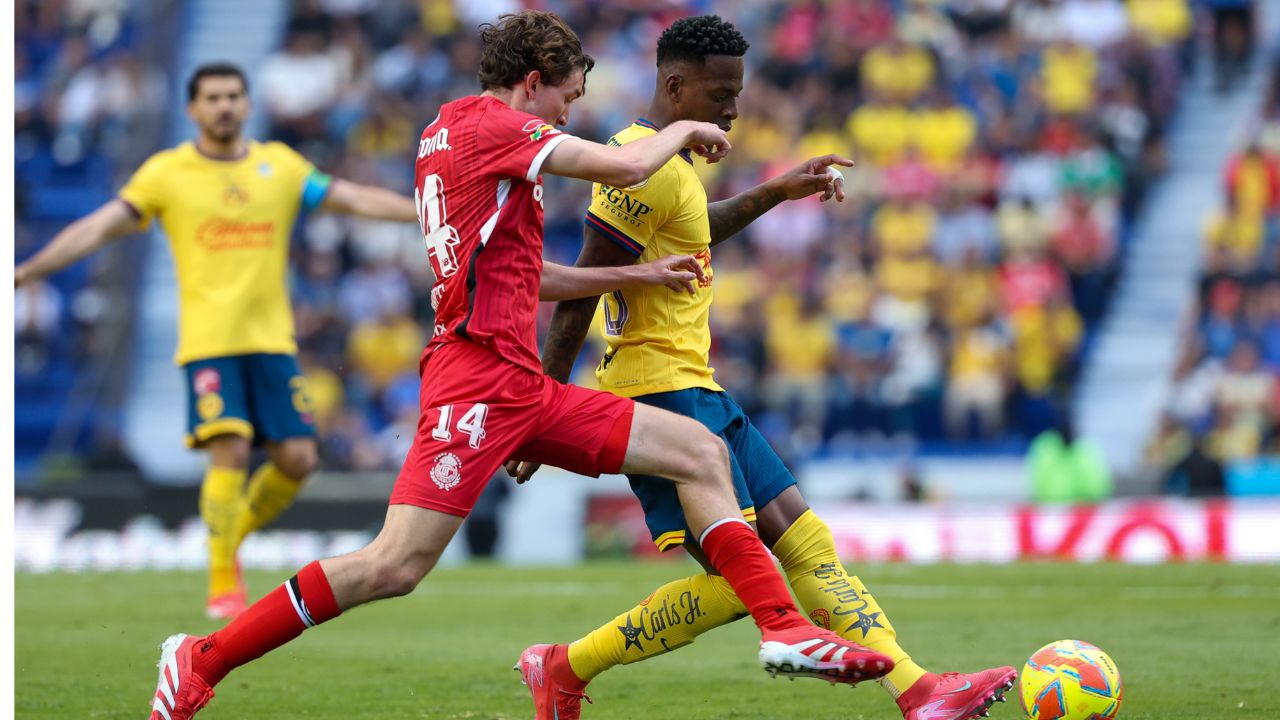 Las Aguilas del América vencieron a los Diablos Rojos del Toluca en el Estadio Ciudad de los Deportes, 3 a 0 en la Jornada 10.