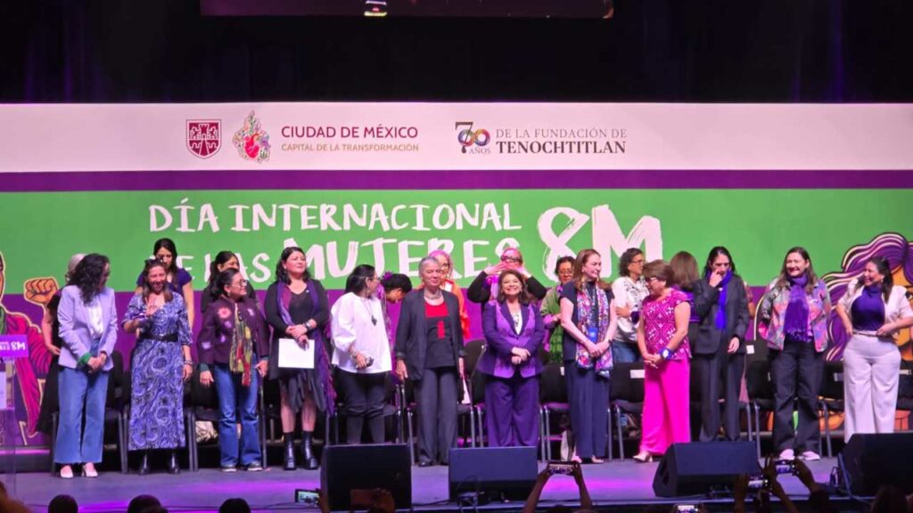 Brugada asistió a un evento para conmemorar el Día Internacional de las Mujeres, en el Teatro Metropólitan.