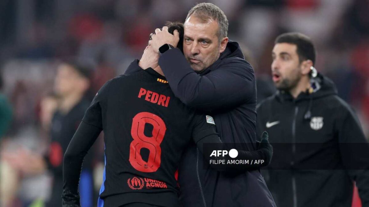 El técnico de Barcelona abraza al jugador Pedri.