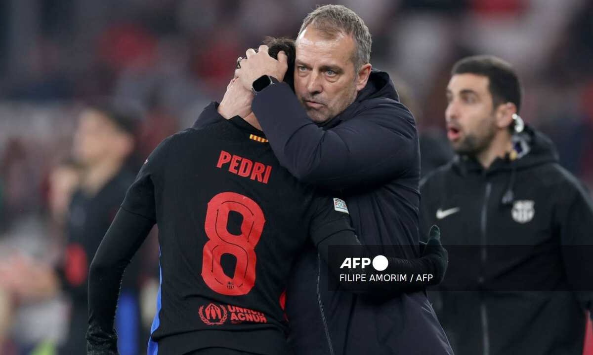 El técnico de Barcelona abraza al jugador Pedri.