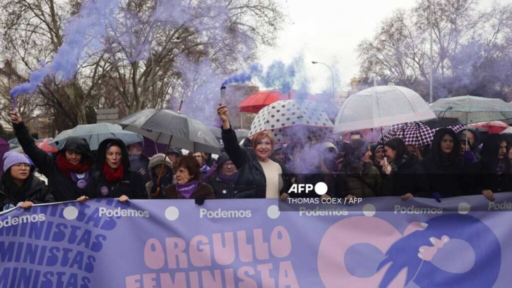 Más de 25 mil personas se manifestaron bajo la lluvia para exigir "igualdad real, no de pacotilla".