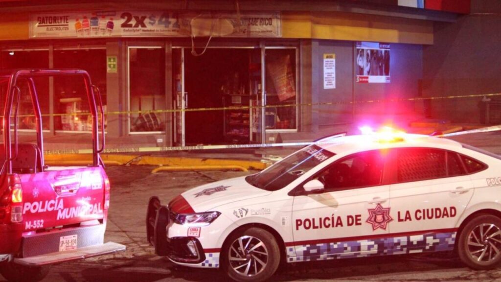 Policías municipales de Puebla arribaron a la zona donde un Oxxo fue incendiado la madrugada de este sábado.