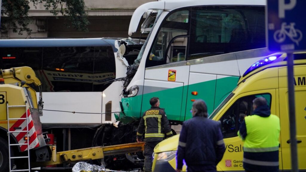 Choque de dos autobuses en Barcelona deja 34 heridos. Noticias en tiempo real