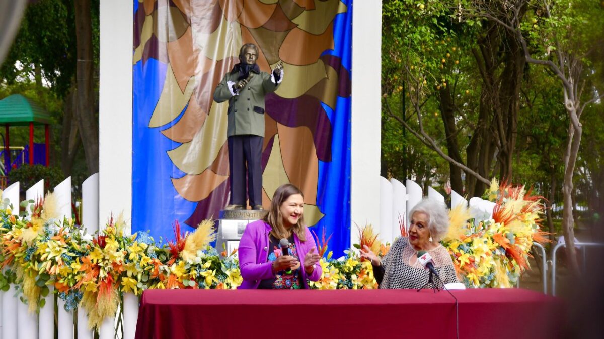 La alcaldesa de Azcapotzalco y Anel Noreña anunciaron el homenaje por los 55 años de "El Triste" de José José en el Foro Cultural.