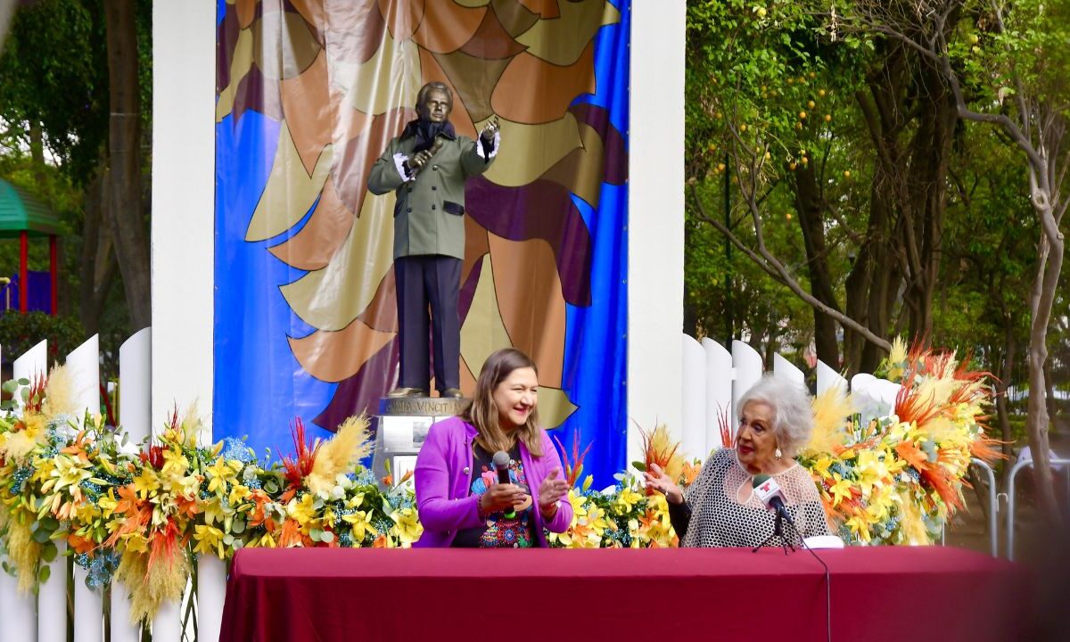 La alcaldesa de Azcapotzalco y Anel Noreña anunciaron el homenaje por los 55 años de "El Triste" de José José en el Foro Cultural.