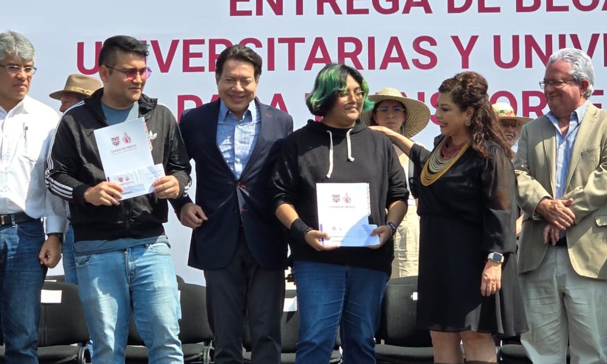 La jefa de Gobierno, Clara Brugada, encabezó la dispersión de 25 mil becas de transporte para universitarios capitalinos.