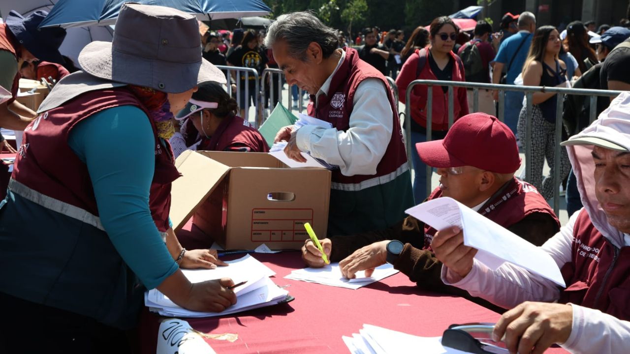 La jefa de Gobierno, Clara Brugada, encabezó la dispersión de 25 mil becas de transporte para universitarios capitalinos.