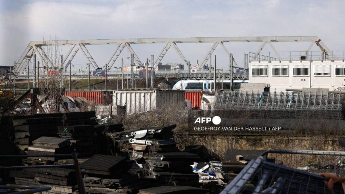 El hallazgo de una bomba de la Segunda Guerra Mundial en la periferia de París, Francia, provocó un caos en el transporte.