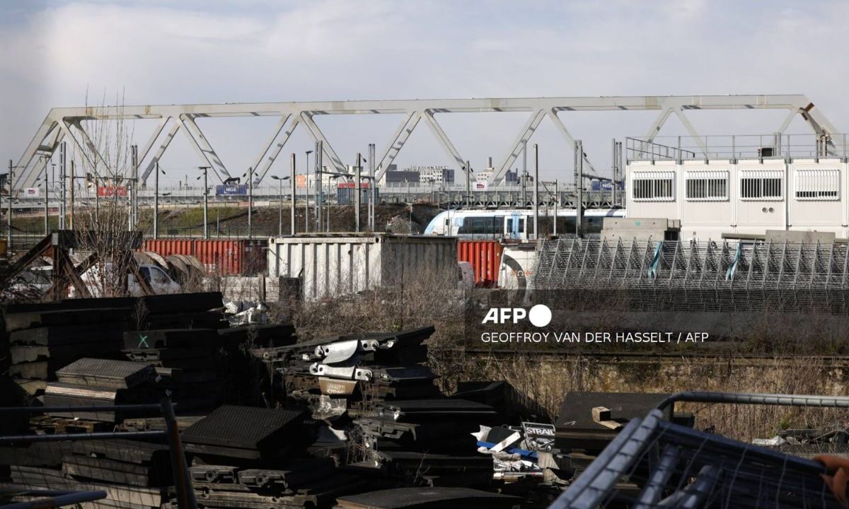 El hallazgo de una bomba de la Segunda Guerra Mundial en la periferia de París, Francia, provocó un caos en el transporte.