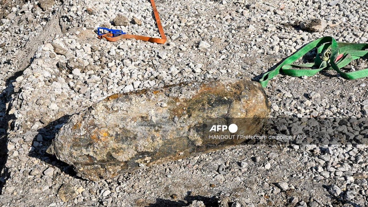 La bomba de la Segunda Guerra Mundial encontrada en la periferia de París, Francia.