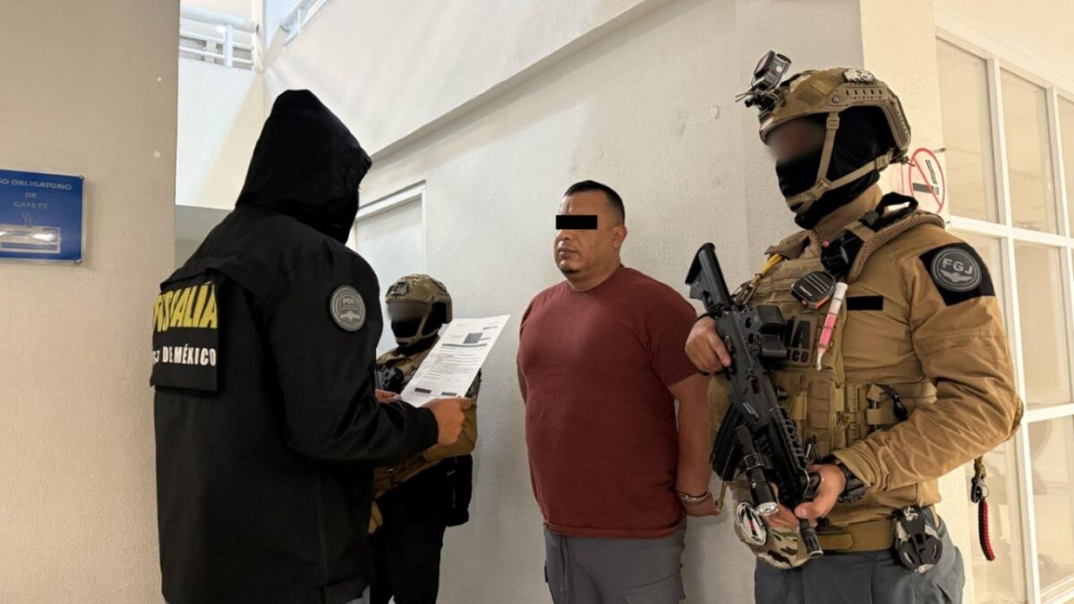 Detienen a presunto líder de "Los 300", grupo criminal que opera en Ecatepec, en Veracruz.