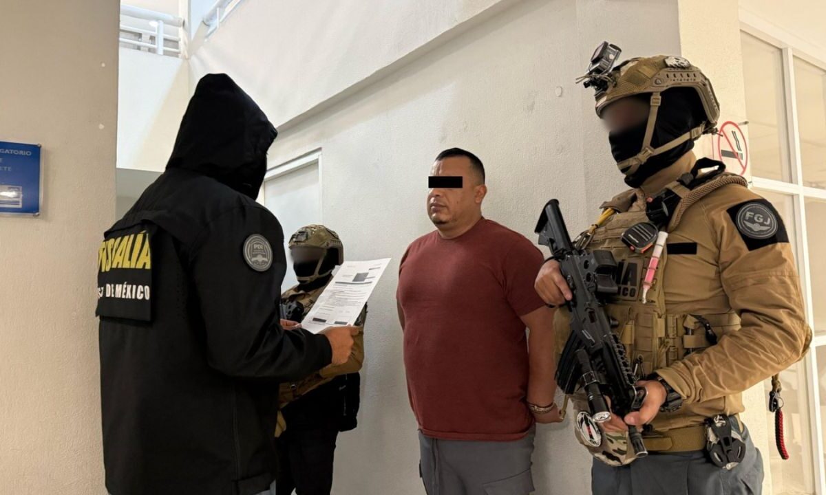 Detienen a presunto líder de "Los 300", grupo criminal que opera en Ecatepec, en Veracruz.