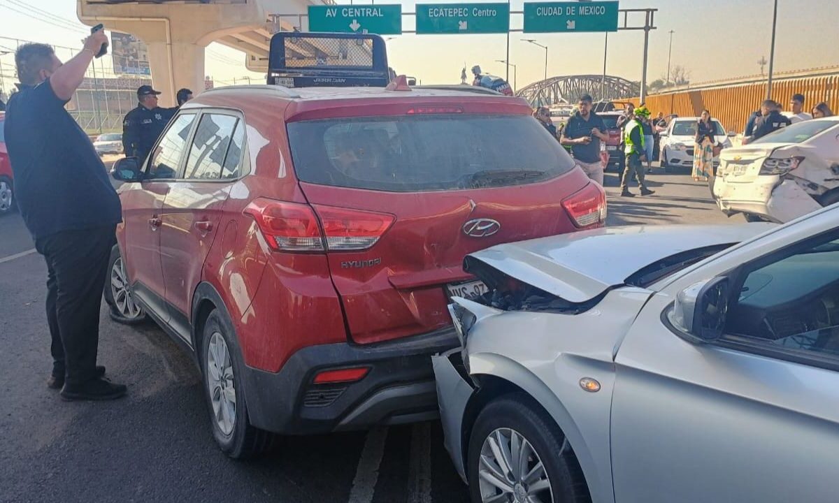 Un total de 9 personas resultaron lesionadas tras el choque múltiple entre 11 vehículos en la vía Morelos y Puente de Fierro, en Ecatepec.