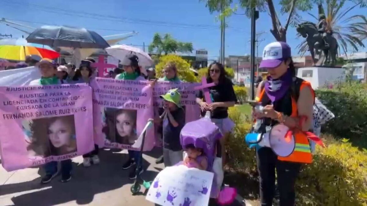 Mujeres marchan en Nezahualcóyotl contra la violencia de género durante el 8M.