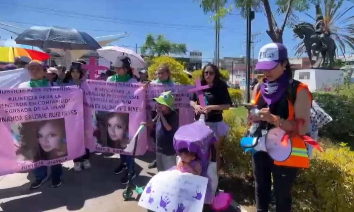 Mujeres marchan en Nezahualcóyotl contra la violencia de género durante el 8M.