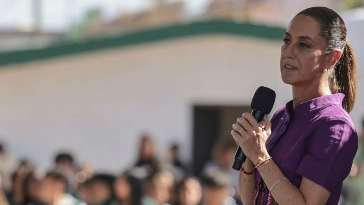 Claudia Sheinbaum, presidenta constitucional en la entrega de becas Rita Cetina